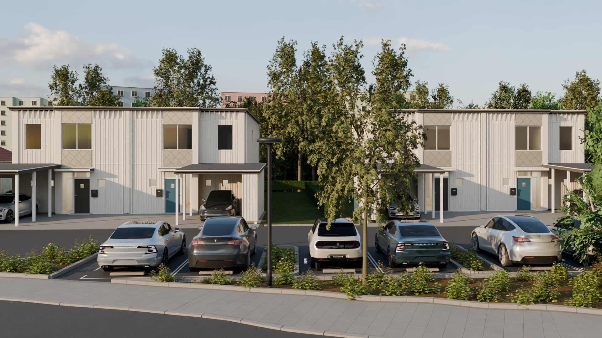 Båda parhusen sedda från gatan i ögonhöjd: två likadana tvåvåningshus med stående vit panel, diamantmönstrad plåt vid fönstren och carportar vid gavlarna. Framför husen ligger en parkering med bilar, planteringar, en gatlykta och träd; i bakgrunden syns flerbostadshus.